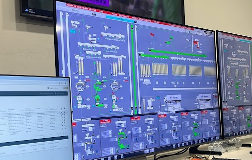 Sala de control con sinópticos SCADA de Aukor
